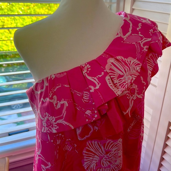Lily Pulitzer dress in a beautiful pink flowers pattern - Picture 3 of 8